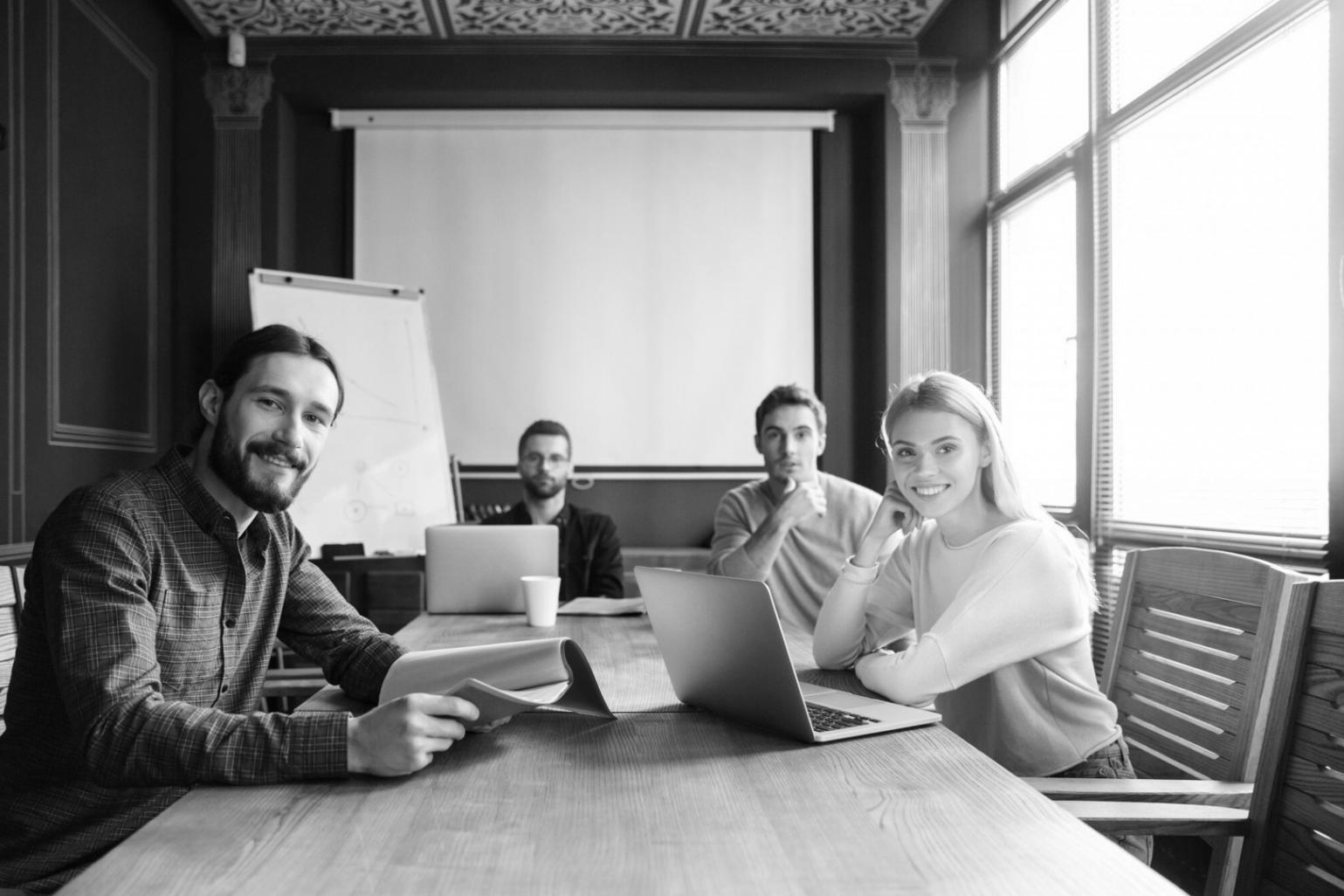 Session de formation en petit groupe avec échanges interactifs