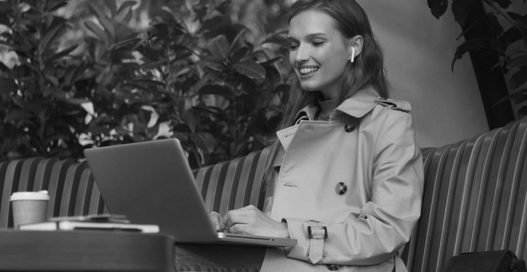Consultant analysant des documents financiers avec un entrepreneur