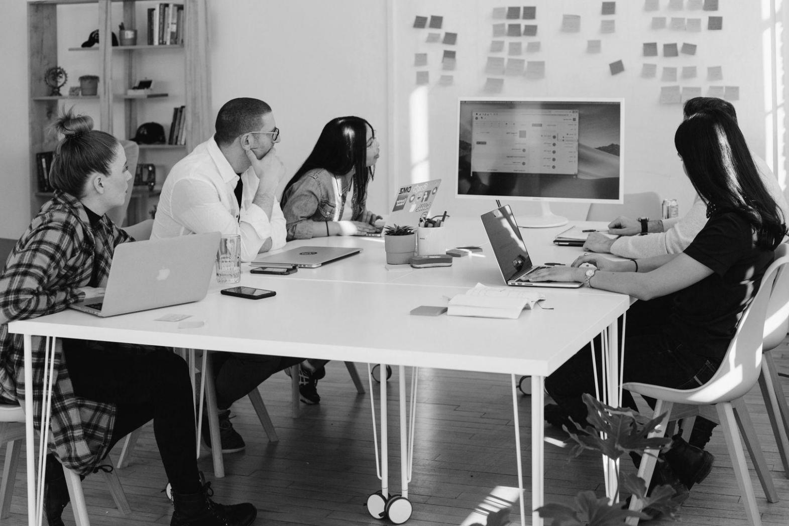 Entrepreneur analysant des données financières sur son ordinateur